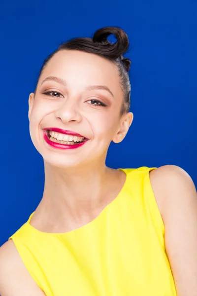 Portret van een meisje met make-up in gele jurk — Stockfoto