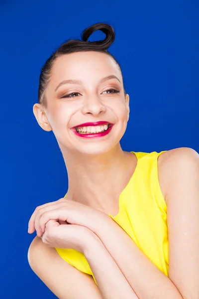 Portret van een meisje met make-up in gele jurk — Stockfoto