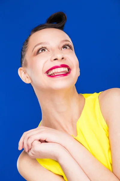 Lány make-up sárga ruhás portréja — Stock Fotó