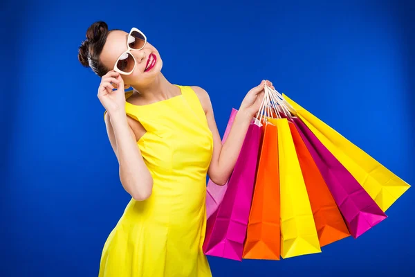 Dívka v sluneční brýle s nákupy — Stock fotografie