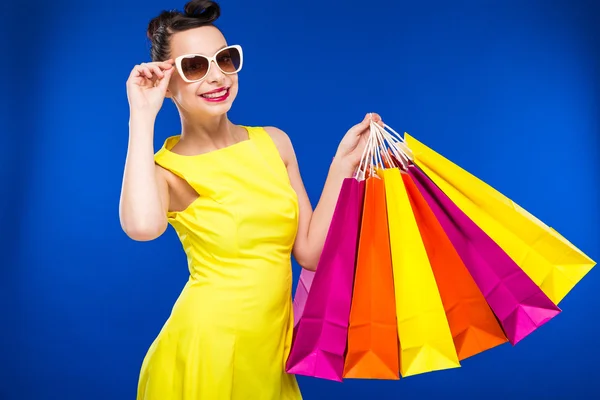 Chica en gafas de sol con compras —  Fotos de Stock