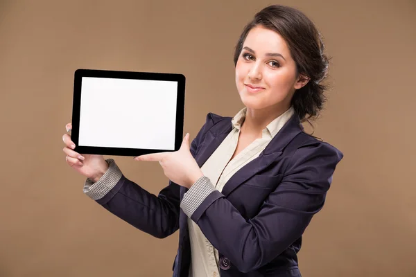 Chica con una tableta en las manos — Foto de Stock