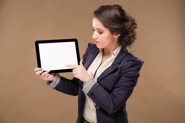 Mädchen mit Tablet in der Hand — Stockfoto