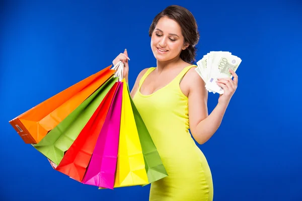 Chica con compras y dinero — Foto de Stock