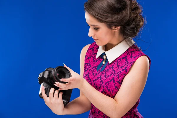 Meisje kijkt naar de camera — Stockfoto