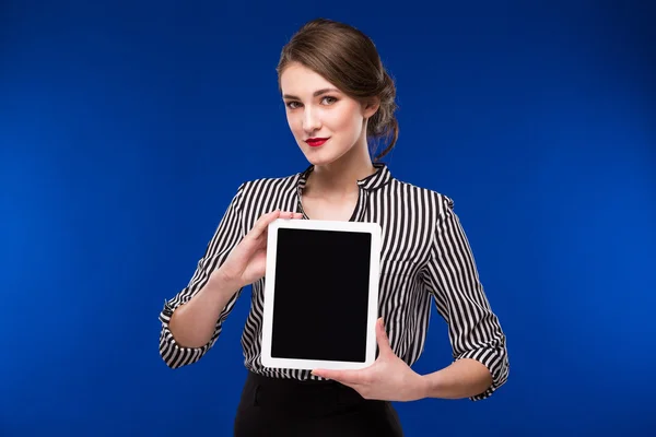 Ragazza con una tavoletta in mano — Foto Stock