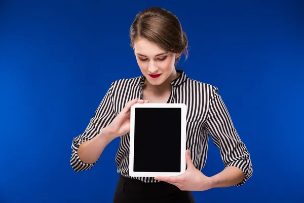 Chica con una tableta en las manos — Foto de Stock