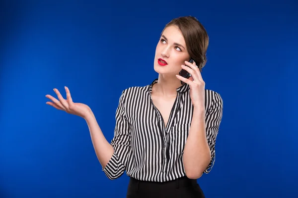 Meisje praten aan de telefoon — Stockfoto