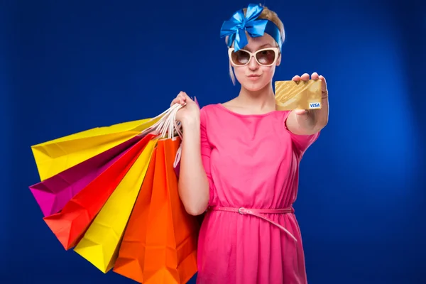 Junges Mädchen mit Tasche und Kreditkarte in der Hand — Stockfoto