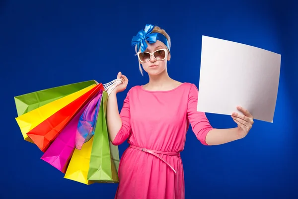 Mädchen mit Taschen und einem Stück Papier in seinen Händen — Stockfoto