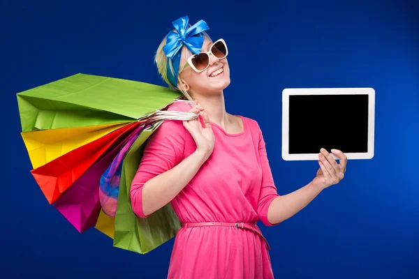 Ragazza con borse e tablet in mano — Foto Stock