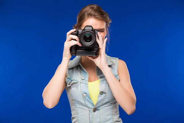 Meisje met een camera in de hand — Stockfoto