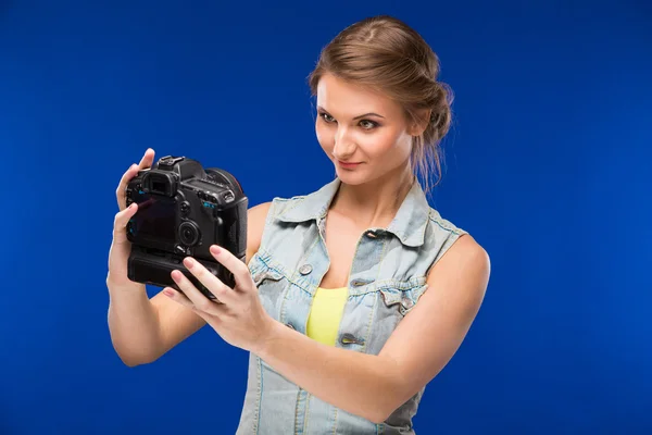 Jong meisje met camera in de hand — Stockfoto