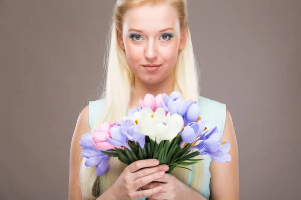 Kız ellerinde çiçeklerle — Stok fotoğraf