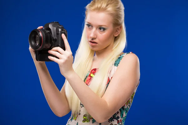 Mädchen mit Kamera in der Hand — Stockfoto