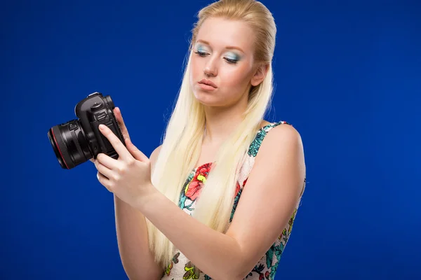Mädchen mit Kamera in der Hand — Stockfoto