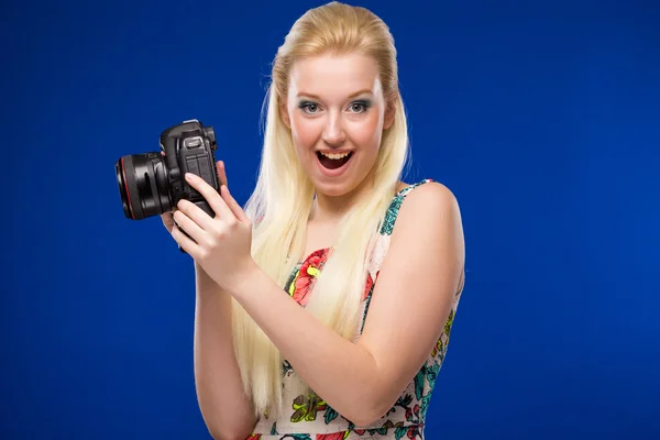 Kız el bir fotoğraf makinesi — Stok fotoğraf