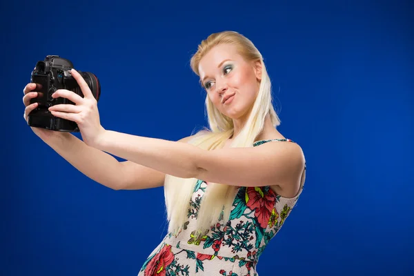 Girl with a camera in hand — Stock Photo, Image