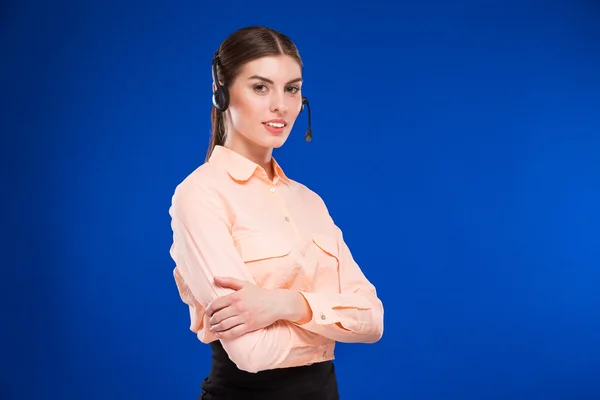 Vrouw met een headset en een credit card — Stockfoto