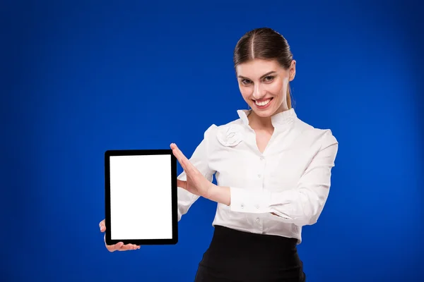 Femeie fată în bluză cu tabletă în mână — Fotografie, imagine de stoc