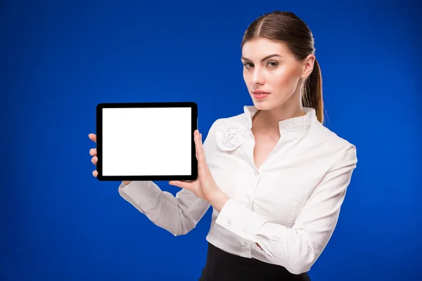 Jeune fille dans un chemisier blanc avec tablette à la main — Photo