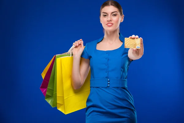 Flicka med väskor och kreditkort i händer — Stockfoto