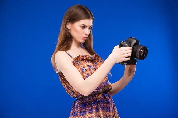 Elinde kamera olan, genç kız — Stok fotoğraf