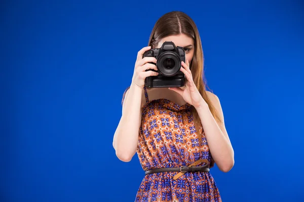 Meisje met een camera in de hand — Stockfoto