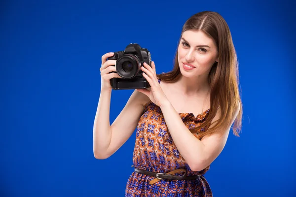Retrato de uma menina com uma câmera nas mãos — Fotografia de Stock