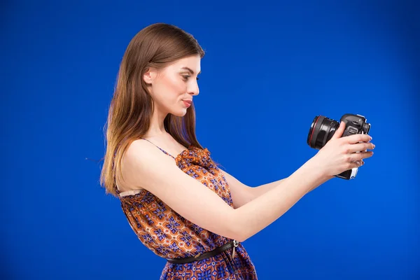 Lány a kamerával a kezében — Stock Fotó