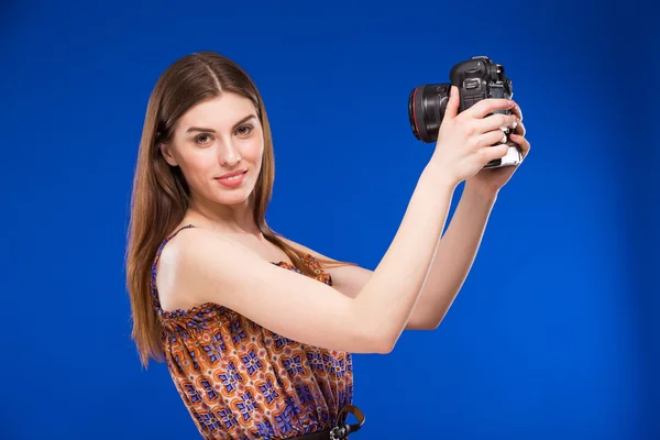 Meisje met een camera in zijn handen — Stockfoto