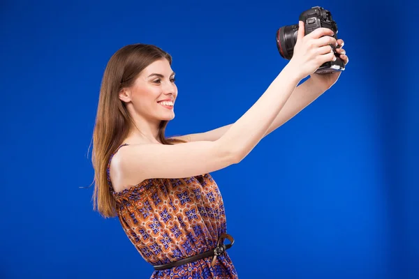 Meisje met een camera in zijn handen — Stockfoto