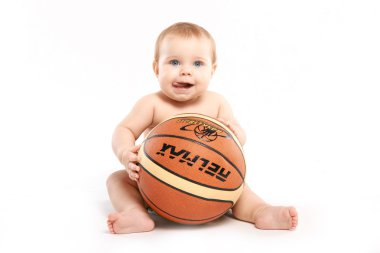 bir basketbol ile çocuk