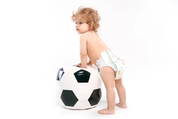 Ребенок с большим мячом, футбольный фанат — стоковое фото