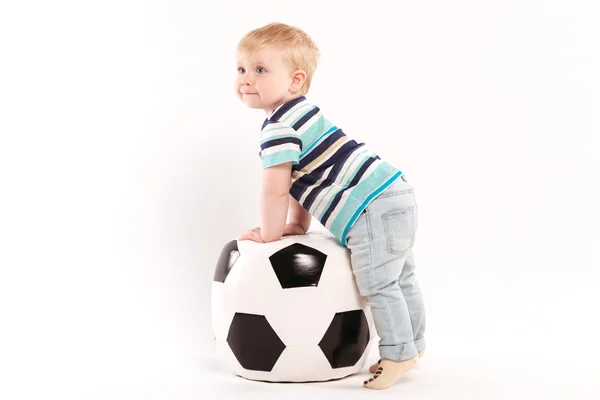 大きなサッカー ボールと若いチアリーダー — ストック写真