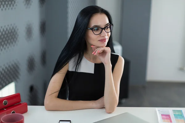 Портрет успешной деловой женщины за столом в офисе — стоковое фото