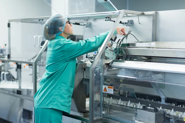 El operador controla la máquina en el trabajo de fábrica —  Fotos de Stock