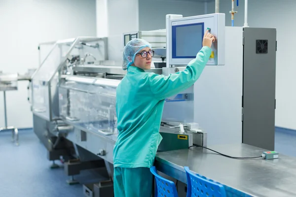 Bediener in der pharmazeutischen Fabrik in der Nähe der Anlage — Stockfoto