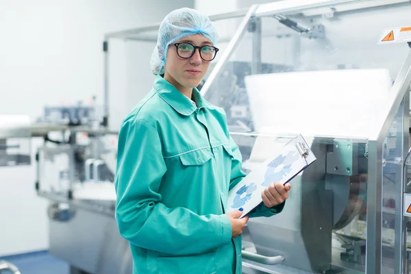 L'operatore controlla la macchina nel lavoro di fabbrica — Foto Stock