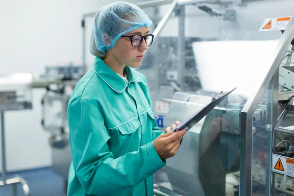 O operador controla a máquina no trabalho da fábrica — Fotografia de Stock