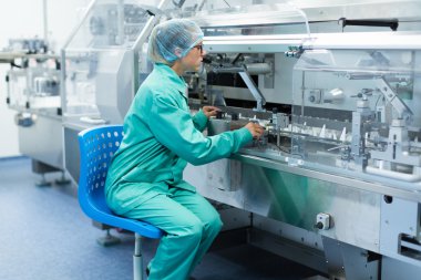 İşyerinde ilaç fabrika işçisi