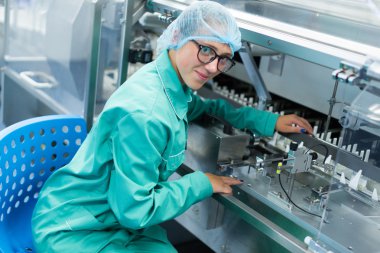 makine operatörünün fabrikasında çalışmak için