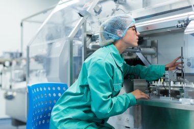 makine operatörünün fabrikasında çalışmak için