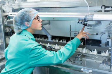 Atılgan, paslanmaz çelik donanım temiz oda makinede çalışan çalışır