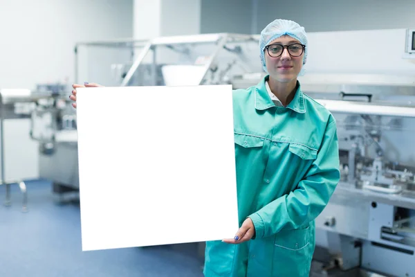 Trabalhador da fábrica farmacêutica mostra equipamento — Fotografia de Stock