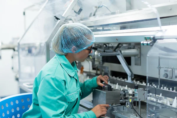 Pharmazeutische Fabrikarbeiterin am Arbeitsplatz — Stockfoto