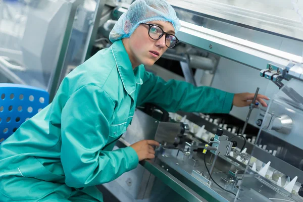 Farmaceutische fabriek werknemer op de werkplek — Stockfoto