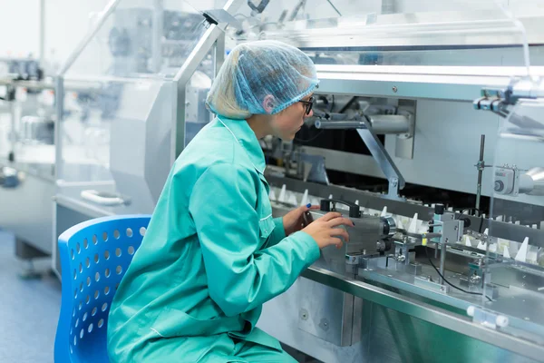 Operador de la máquina en la planta para el trabajo — Foto de Stock