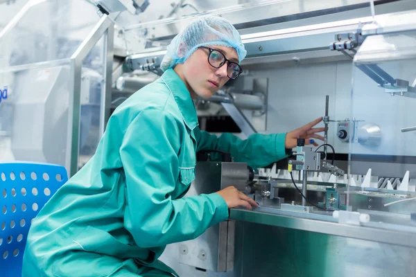 Trabajador opera la máquina en la empresa, sala limpia con hardware de acero inoxidable — Foto de Stock