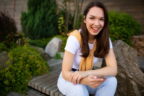 Žena na volné noze odpočívá v letním zeleném parku — Stock fotografie